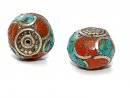 Deux perles en bronze avec turquoise et corail