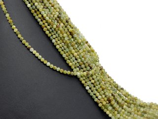 Grüne, facettierte, durchbohrte Granatkugeln
