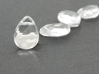 Gouttes de cristal de roche facettées et plates