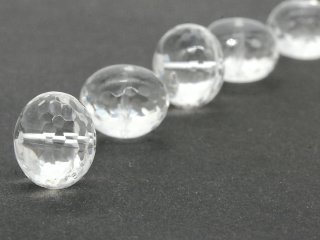 Une rondelle de cristal de roche percée et facettée