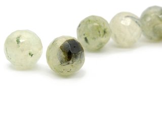 Deux perles de grenat facettées en vert