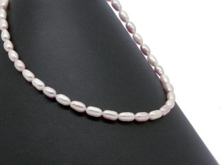 Loose, pierced cultured pearls in pink and white