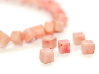 Koralle - Würfel (diagonal gebohrt) 6 mm rosa, 5 Stk /4444s