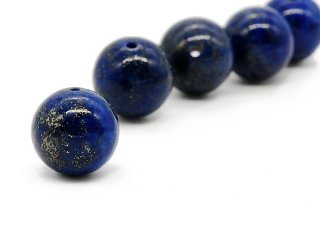 Une boule de lapis-lazuli bleue