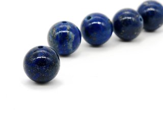 Une boule de lapis-lazuli bleu royal
