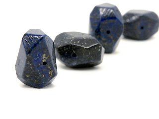 Un grand lapis-lazuli percé