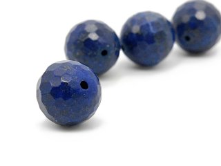 Une boule de lapis-lazuli facettée et percée