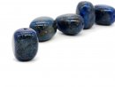 Une pierre précieuse de lapis-lazuli