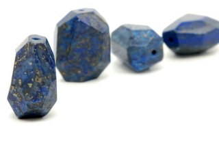 Grand lapis-lazuli percé à facettes