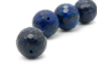 Une boule de lapis-lazuli percée avec des facettes