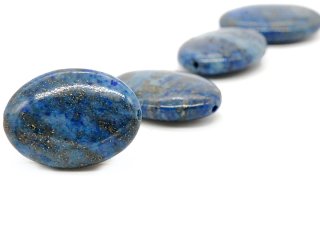 Disque de lapis-lazuli ovale percé