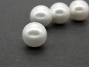 Une perle de coquillage blanche