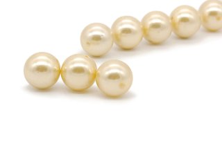 Trois perles de coquillage jaune clair