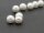 Trois perles de coquillage blanches