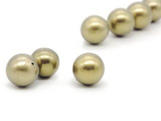 Trois perles de coquillage en or vert