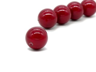 A cherry red shell seed pearl
