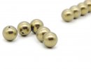 Cinq perles de coquillage en or vert