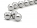 Trois perles de coquillage gris clair