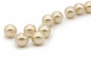 Cinq perles de coquillage dorées et brillantes