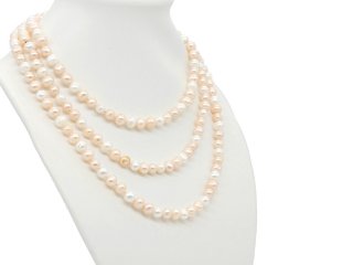 Long collier de perles dans les tons roses et blancs