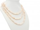 Long pearl necklace in shades of pink and white