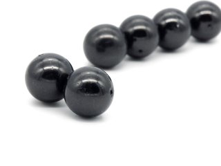 Deux perles de coquillage noires