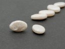 Deux perles de biwa blanches percées