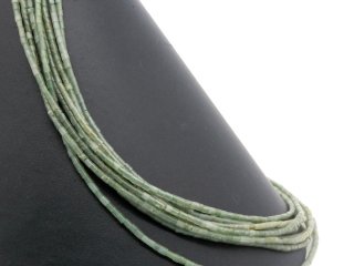 Petits rouleaux de serpentine percés en vert