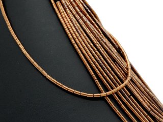 Rouleaux dhématite percés en brun
