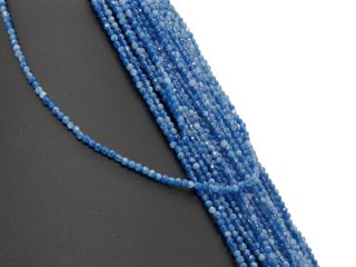 Perles dagate bleues à facettes sur un fil